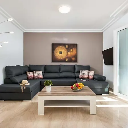 Playa De Fanabe Sleeps 8 With Pool Air Con And Wifi أذيخي