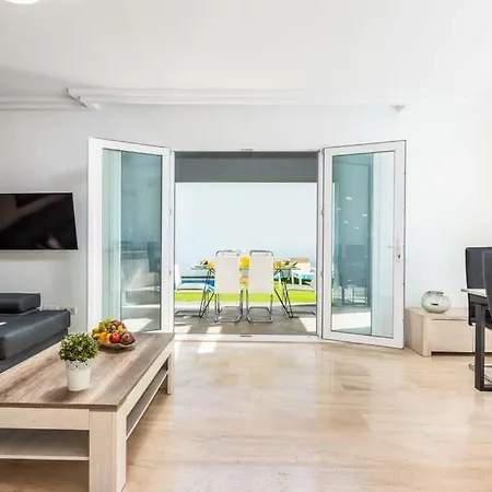 Playa De Fanabe Sleeps 8 With Pool Air Con And Wifi Vila *